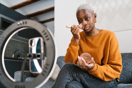 Influencer shooting makeup tutorial