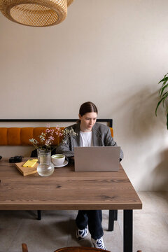 girl working in a coffee shop