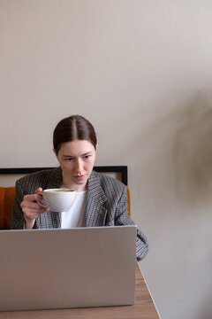 girl working in a coffee shop