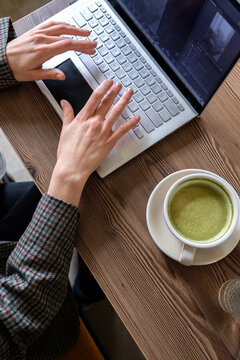 girl working in a coffee shop