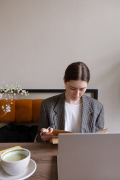 girl working in a coffee shop