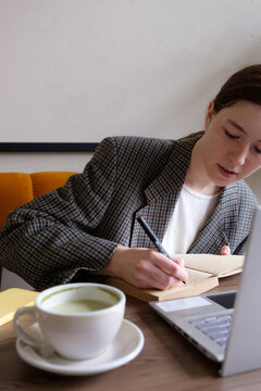 girl working in a coffee shop
