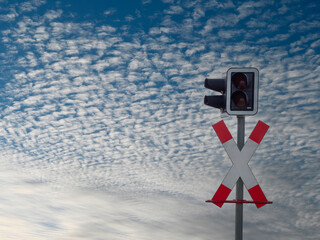 Andreaskreuz mit Ampel bei einem schönem bewölktem Himmel. - obrazy, fototapety, plakaty