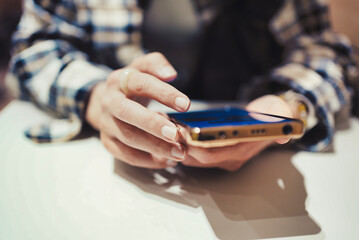 スマホと女性の手元