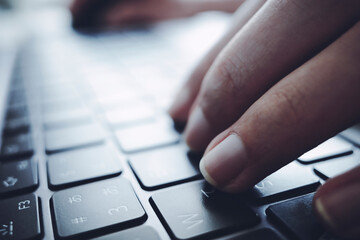 タイピングをする人