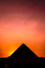 Fototapeta na wymiar Piramide de Egipto al atardecer, naranja y salmon