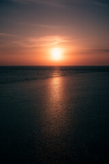 Atardecer sobre el mar, colores azul y naranja