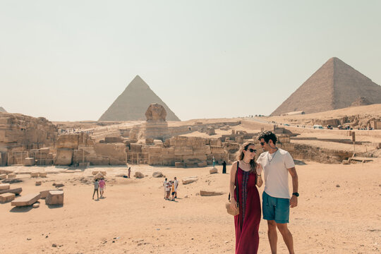Pareja riendo bajo las pir&aacute;mides de Egipto