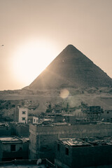Pirámides de Egipto al atardecer. Tonos cálidos.