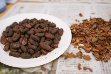 カカオ豆の皮むき