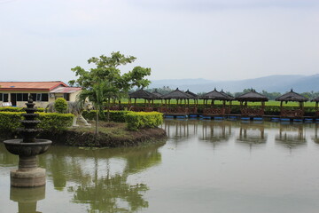 Fototapeta na wymiar taman dengan kolam dan jembatan