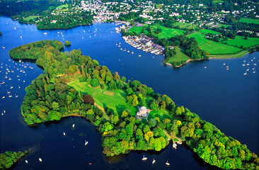 Lake Windermere in the Lake District National Park, Cumbria, northwest England. Aerial. Belle Isle and town of Bowness. - obrazy, fototapety, plakaty