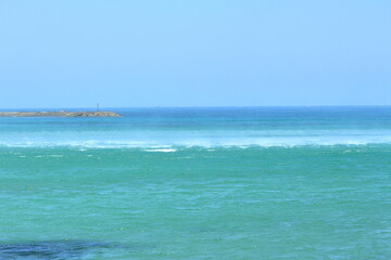 青い海と波しぶき