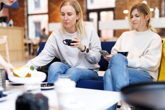 Incognito staff serving female clients in cafe 