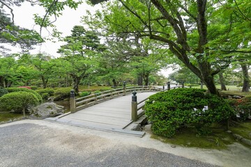 新緑と花に囲まれた春の兼六園の情景＠石川