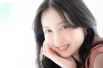 Naklejka premium メインビジュアルにも！顎に手を当てる美しい女性