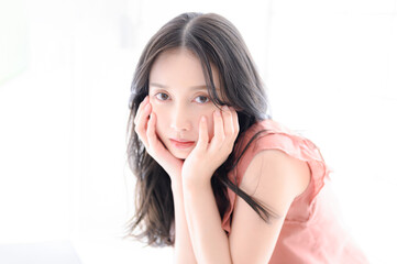 Fototapeta premium 正面をみて見つめる女性