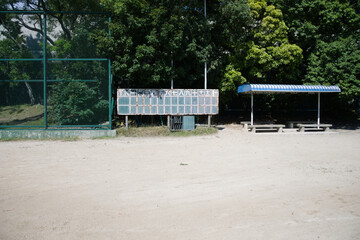 遊具や野球場のある出島西公園