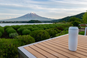富士山をのぞむ公園のテーブルとタンブラー　雪景色　 lakeside terrace at the foot of mount Fuji