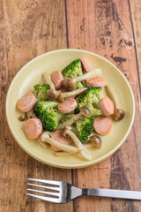 ソーセージとブロッコリーの炒め物