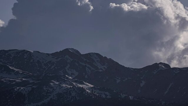 Nubes detr&aacute;s de Mountain monta&ntilde;a timelapse