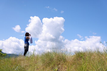 ジョギングしてタオルで汗を拭く女性