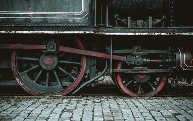Wheels and drivetrain of a locomotive
