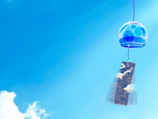 夏の青空にゆれる水玉の風鈴　和紙背景