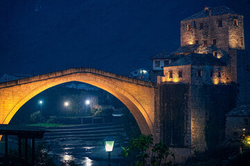 Mostar-brug bij nacht met lichten, Bosnië en Herzegovina. De oude Bridgeon Neretva-rivier. Stari Most.