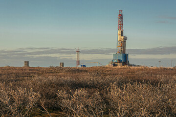 A general view of a drilling rig for drilling wells at an oil and gas field in the Arctic region. Winter. Day. Drilling equipment and technical infrastructure - obrazy, fototapety, plakaty
