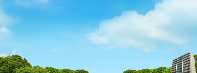 Obraz na płótnie Canvas 真っ青な大空と新築マンションのパノラマ背景素材