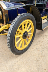 Vue de face d'une roue de voiture française du début du XXème siècle, cabriolet ancienne de collection	