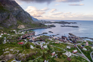 Luchtfoto van dorp aan het einde van de Lofoten-eilanden in Noorwegen