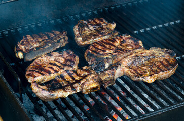 Steaks auf dem Grillrost