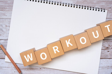 「WORKOUT」と書かれたブロック、ノート、ペン