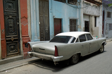 old car in the streets of havana - obrazy, fototapety, plakaty
