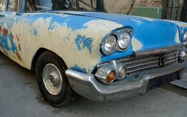Fototapeta na wymiar old classic car in the streets of havana