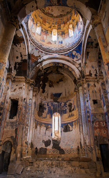 Ani'deki Carhedral Fethiye Camii. Ani, şu anda T&uuml;rkiye'nin Kars ilinde ve Ermenistan ile kapalı sınırın yanında bulunan harap bir orta&ccedil;ağ Ermeni şehridir. Ani, UNESCO D&uuml;nya Mirası Listesi'nde yer alma