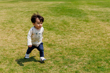 芝生を走り回る男の子