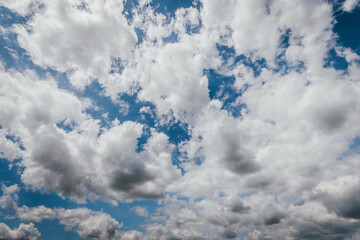 Blauer Wokenhimmel