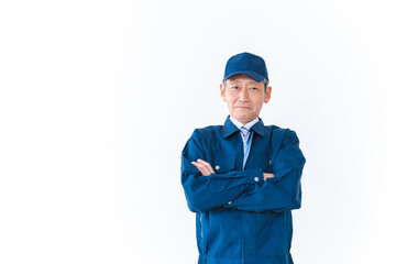 腕を組み笑顔を見せる配達員