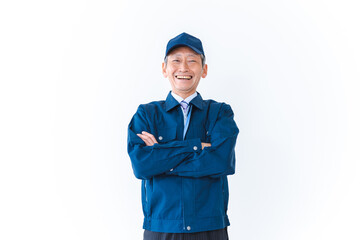 腕を組み笑顔を見せる配達員