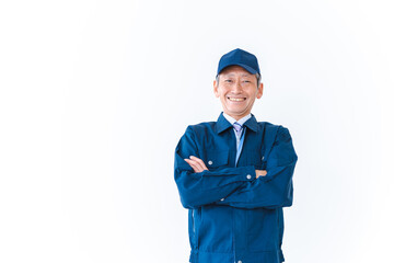 腕を組み笑顔を見せる配達員