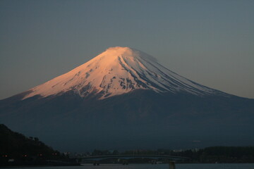 Obraz premium 河口湖から見た朝焼けの富士山