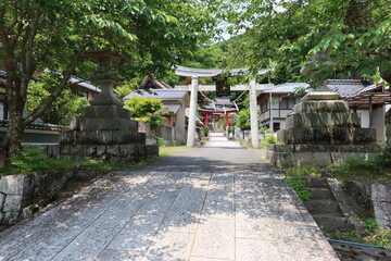 A Japanese shrine : a view of the entrance Torii to the access to the precincts of Okawa-jinjya Shrine in Maizuru City in Kyo Prefecture 日本の神社：京都府舞鶴市にある大川神社境内への参道入り口の鳥居の風景