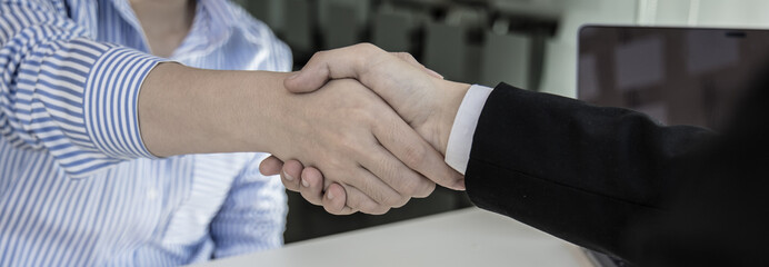 Obraz premium Close-up hand to hand, Congratulations on joining the new employee, Welcome with a handshake, Express their joy in being able to qualify for a new employee's job in the company, Good deal.