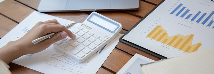 Obraz premium Accounting businesswomen are calculating income-expenditure and analyzing real estate investment data, Dedicated to the progress and growth of the company, Financial and tax systems concept.
