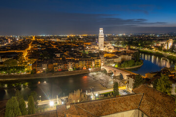 Fototapeta na wymiar Verona and Adige River at night