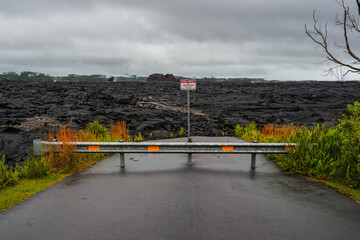 Roadblock in front of a lava flow of the Fissure 8 covering a road in the Leilani Estates near Hilo in the southeast of Big Island, Hawaii, USA