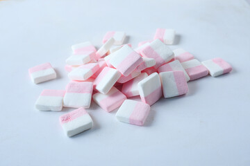 Fototapeta na wymiar marshmallow candy in a bowl on white background 